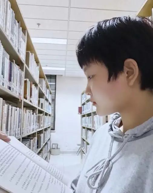 曾经“感谢贫穷”考上北大的女孩，参军了