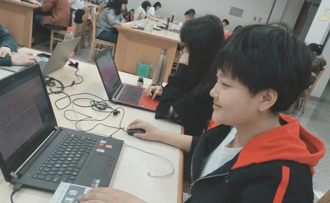 曾经“感谢贫穷”考上北大的女孩，参军了