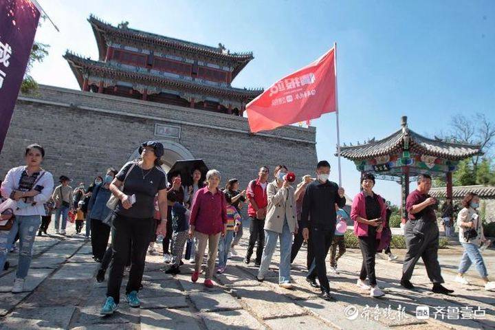 壹点金秋粉丝节｜在无棣古城门口，壹点号大咖讲解金文“高”字