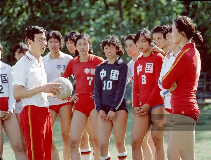 1992男排世界杯(《夺冠》热映中，先来了解下中国女排风云史)