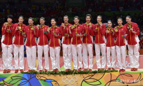雅典奥运女排决赛(2004年的中国女排奥运登顶，远比电影《夺冠》更感人)