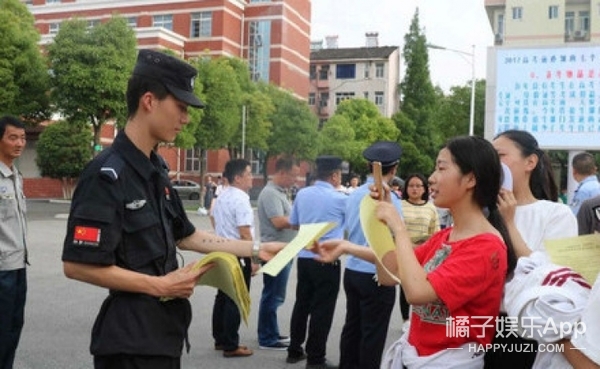 篮球场帅哥日落照片配图(制服帅哥图鉴！奶茶店白敬亭分亭，安保界王鹤棣，是能出道的水平)