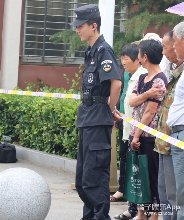 篮球场帅哥日落照片配图(制服帅哥图鉴！奶茶店白敬亭分亭，安保界王鹤棣，是能出道的水平)