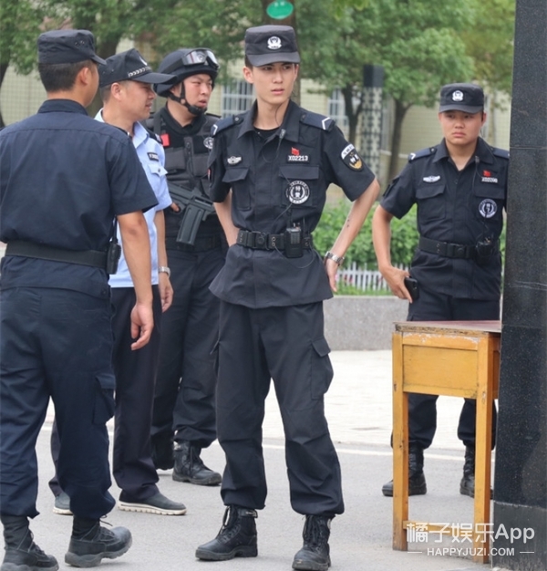 篮球场帅哥日落照片配图(制服帅哥图鉴！奶茶店白敬亭分亭，安保界王鹤棣，是能出道的水平)