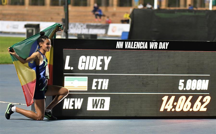 吉迪打破女子5000米世界纪录