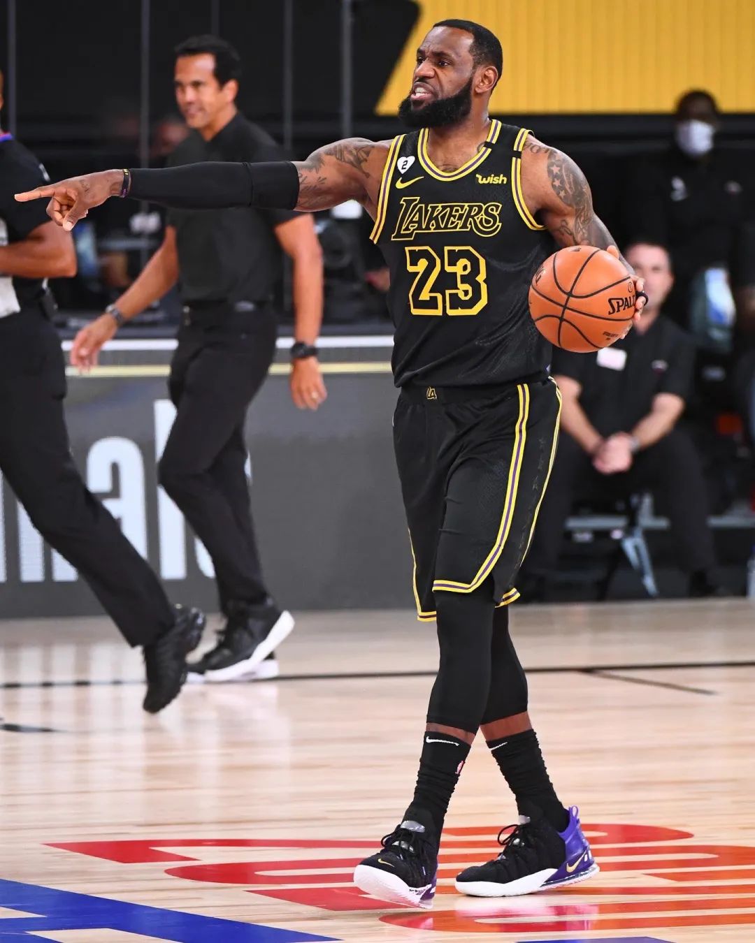 nba哪些球员穿lbj(浓眉上脚液态金 ZK5！詹皇上脚 LBJ7 的原因竟是...)