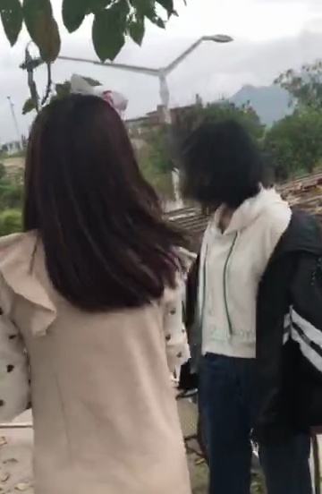 中学女生打架视频(宜宾高县一中学女生遭殴打，两名嫌疑人被抓获)