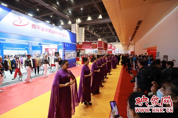 河南外貿服飾精品亮相鄭交會 125家參展企業涵蓋男裝、女裝、鞋帽等展品