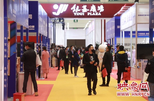 河南外貿服飾精品亮相鄭交會 125家參展企業涵蓋男裝、女裝、鞋帽等展品