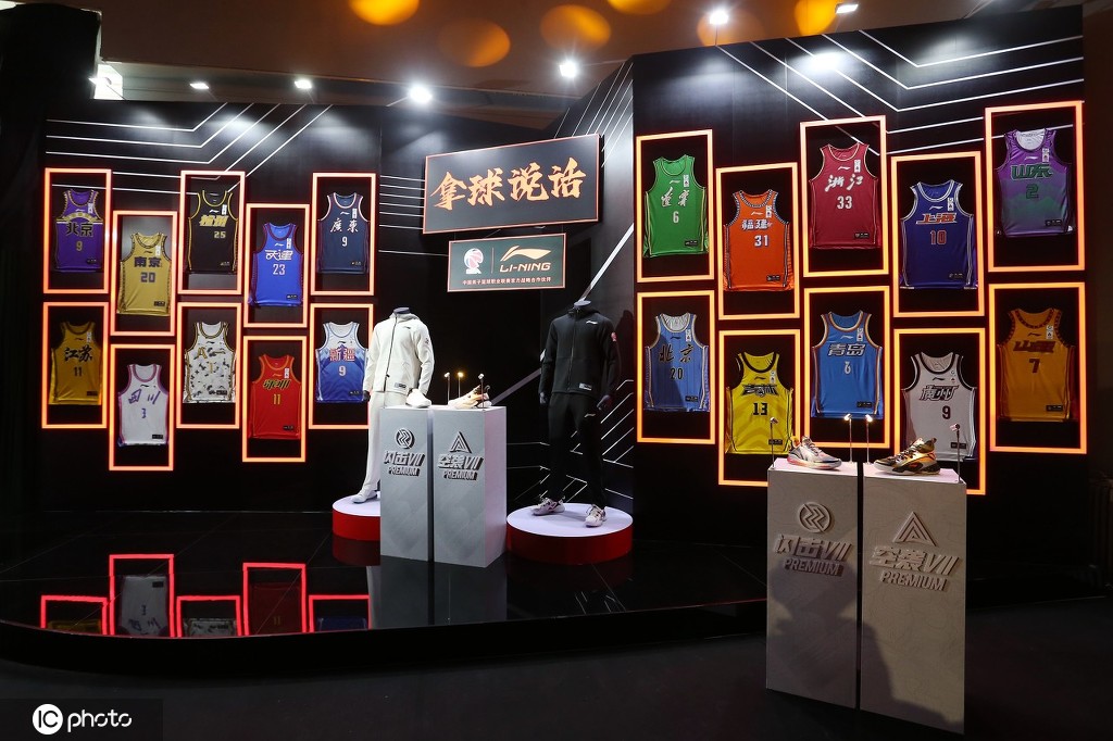 nba球服为什么会有中文(CBA推出中文版球衣，球迷会买账吗？)