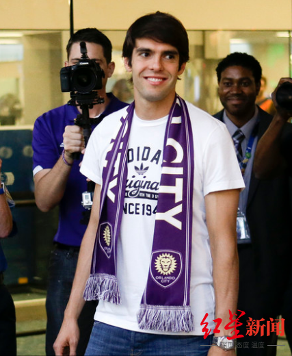 阿圭罗展示游戏中切换武器的速度（阿圭罗手搭女裁判肩膀引争议“为什么他没有被罚下？”）