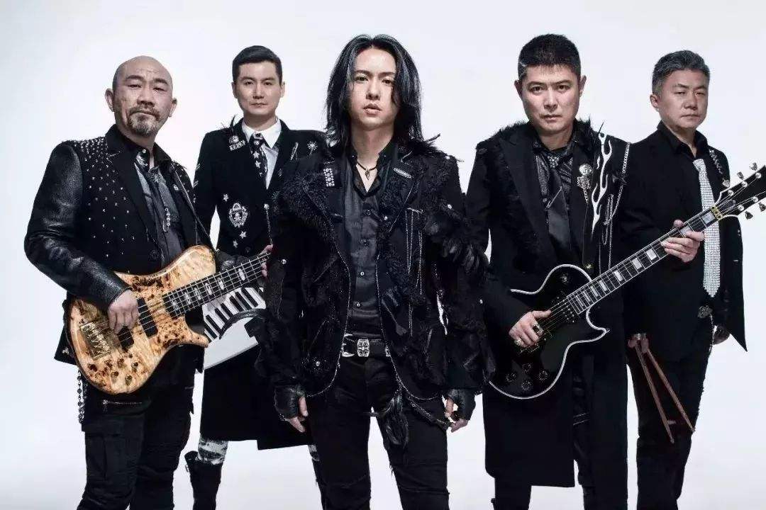 二手玫瑰乐队:作为一支独树一帜的将男扮女装的夸张舞台造型风格和