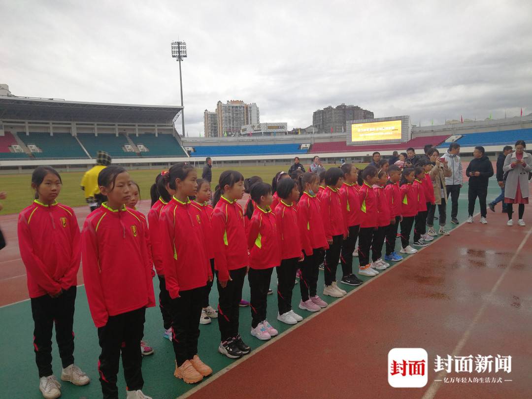 世界杯深山少女足球队(大凉山放飞绿茵梦！四川组建全国首支彝族女子足球队)