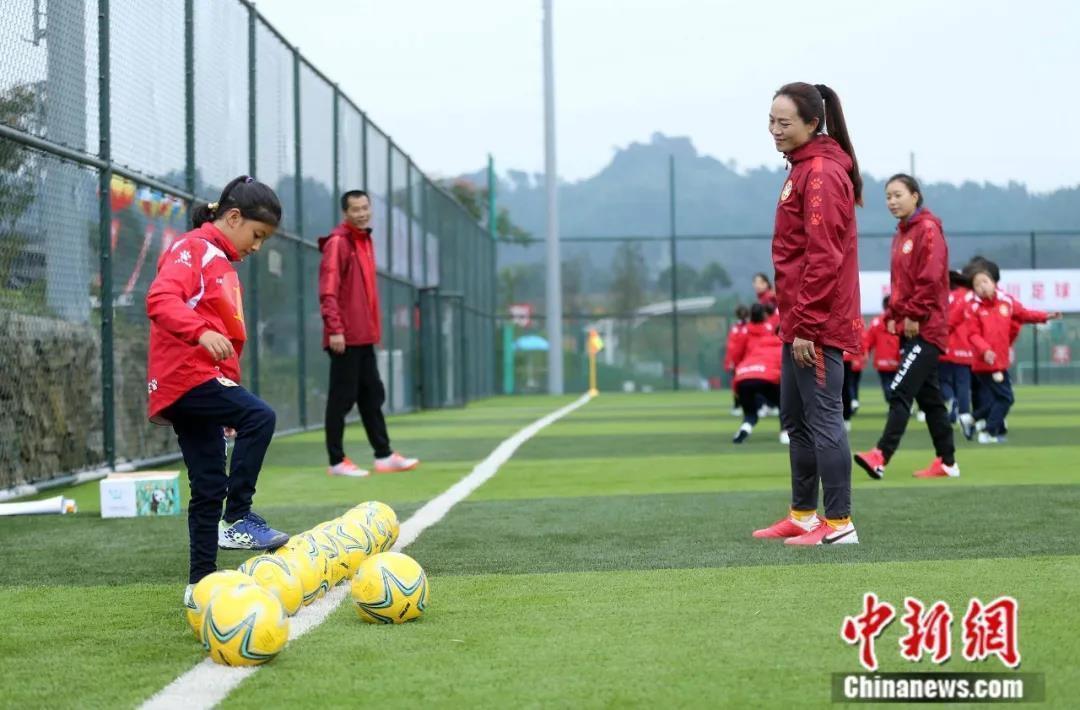 足球比赛裤子为什么短(全国首支彝族女子足球队组建 深入大凉山选拔好苗子)