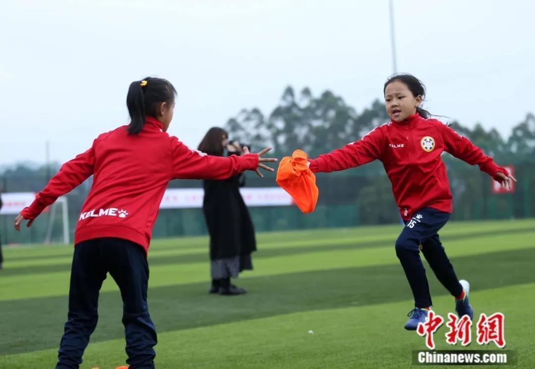 足球比赛裤子为什么短(全国首支彝族女子足球队组建 深入大凉山选拔好苗子)