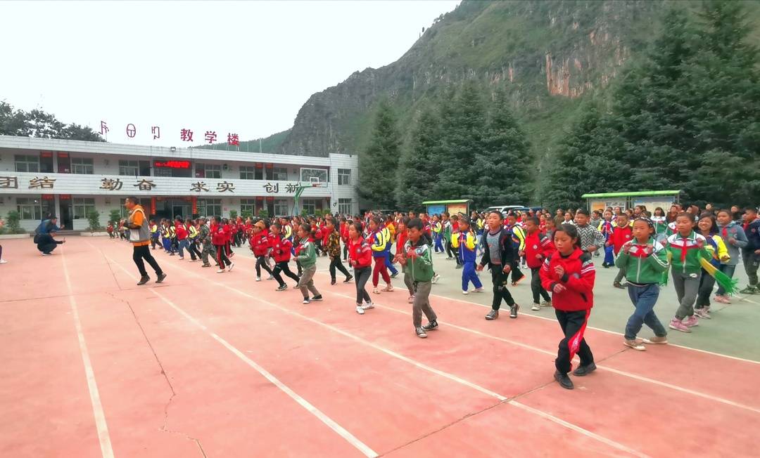 不一样的课间操！四川凉山一校长带全校学生跳鬼步舞