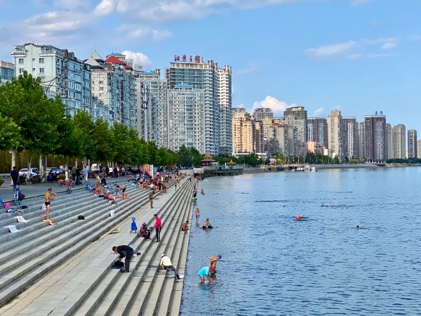 中国队世界杯大妈包场视频(丹东，《金刚川》取景地，神秘的边境小城)