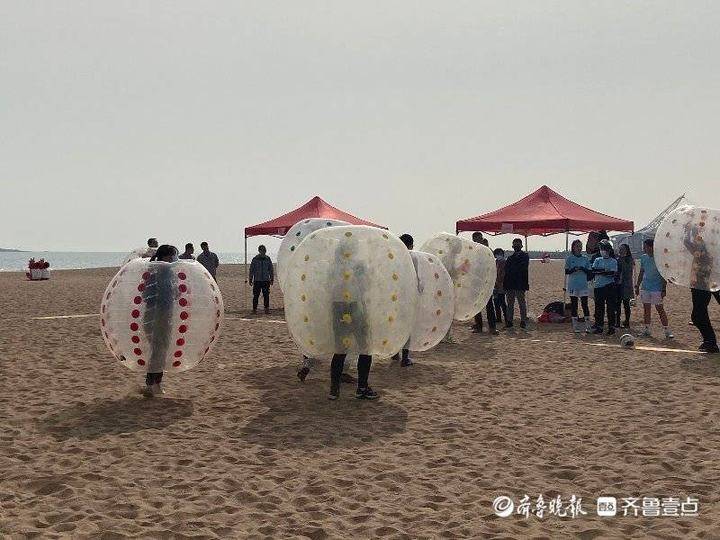 世界杯青岛海边晚会(沙滩趣味足球赛举行，崂山区22支青年队伍在石老人海浴开赛)