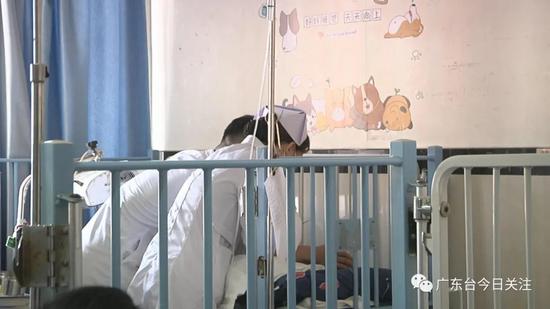 男童遭烫伤面临截肢,男童被火车撞伤截肢