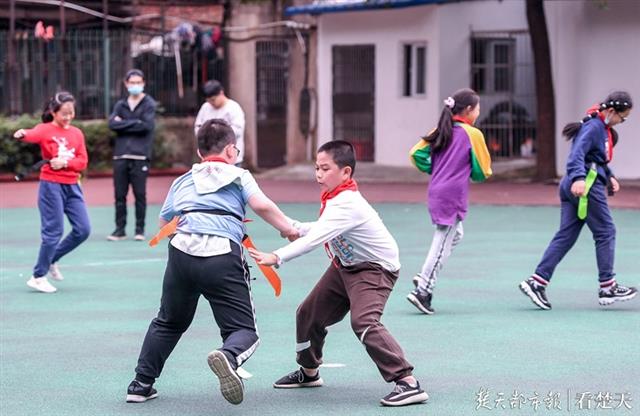 少儿橄榄球到底好不好(橄榄球课风靡小学，有家长定闹钟抢课)