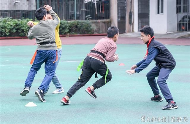 少儿橄榄球到底好不好(橄榄球课风靡小学，有家长定闹钟抢课)