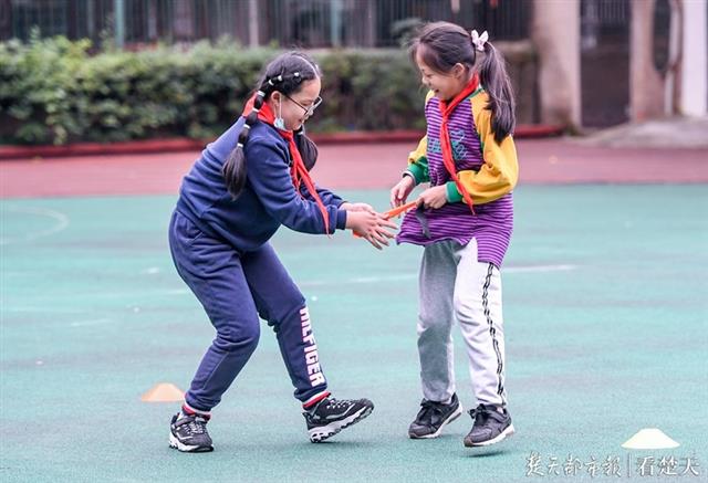 少儿橄榄球到底好不好(橄榄球课风靡小学，有家长定闹钟抢课)