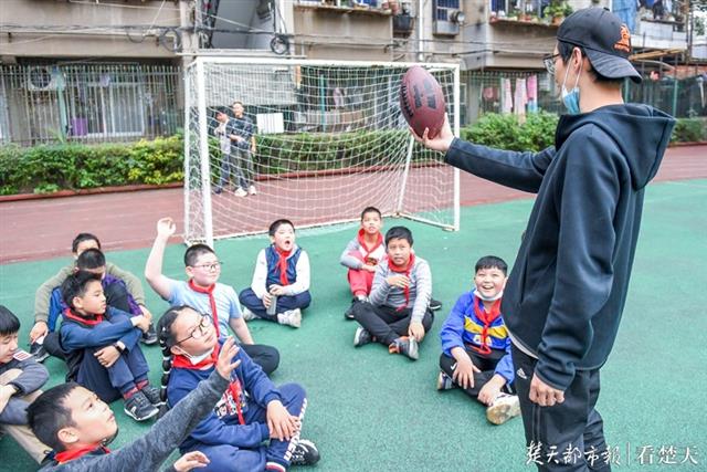 少儿橄榄球到底好不好(橄榄球课风靡小学，有家长定闹钟抢课)