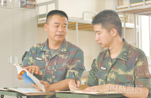 走近火箭军部队3对父子兵,共同战斗在砺剑铸盾的火热战场