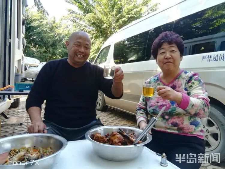 青岛一对夫妻成拆迁网红!手里9套房,开着房车游遍全国!这么多房子…咋来的