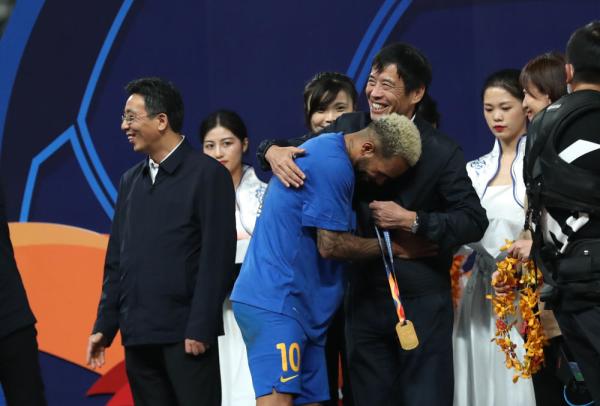 苏宁什么时候上中超（足球｜江苏苏宁易购夺得队史上首个中超冠军）
