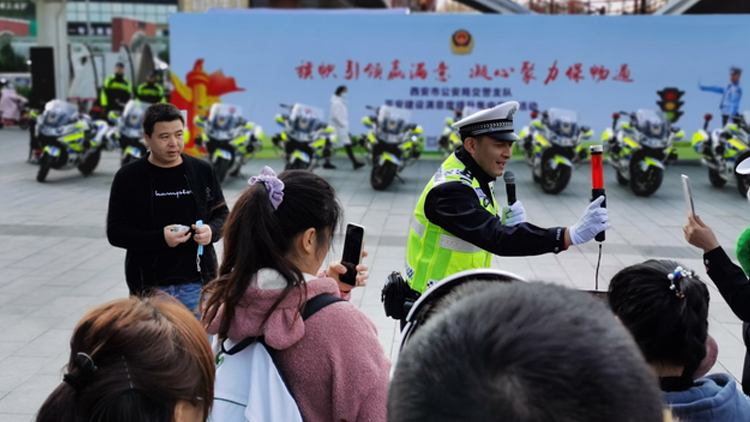 西安交警上街开展交管业务咨询 现场为市民答疑解惑