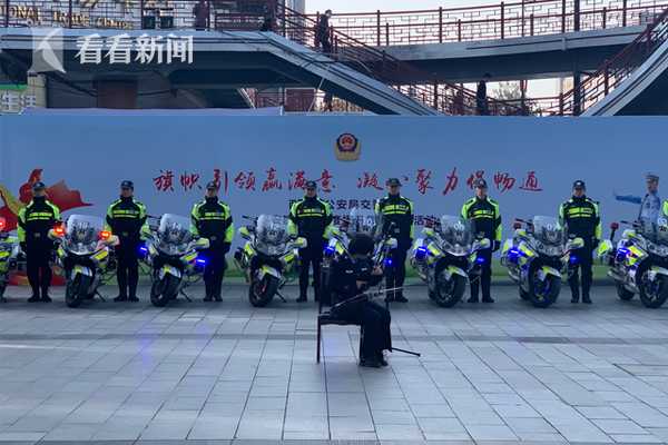 西安交警上街开展交管业务咨询 现场为市民答疑解惑