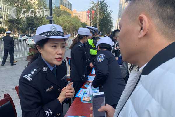 西安交警上街开展交管业务咨询 现场为市民答疑解惑