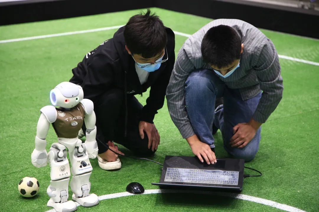 2019robocup世界杯(躺倒也要把球门守住，同济大学机器人零封所有对手夺冠)