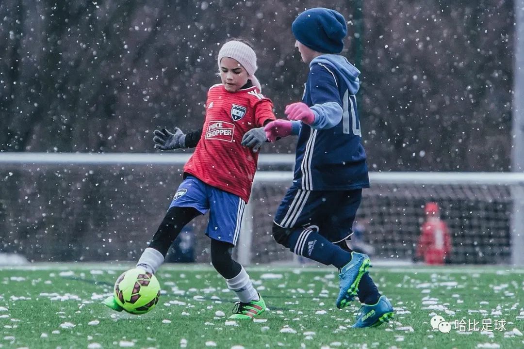冬天足球比赛穿什么衣服(「小徐教你练」冬天训练,绝不是多穿几件衣服