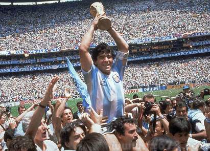 86世界杯马拉多纳数据（马拉多纳职业生涯数据统计：679场比赛345个进球，1986年世界杯独造10球一战封神）