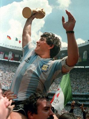 1960年世界杯冠军(阿根廷媒体称，球王马拉多纳突发心脏骤停，不幸去世)