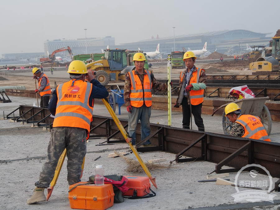 新建4条穿越滑行道、1条旁通联络道 机场三期扩建工程南飞行区首阶段施工完成