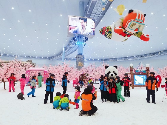 嬉雪票和滑雪票什么意思(桃花源中嬉冰雪！成都融创雪世界开启冰雪季“首秀)