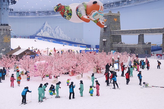 嬉雪票和滑雪票什么意思(桃花源中嬉冰雪！成都融创雪世界开启冰雪季“首秀)