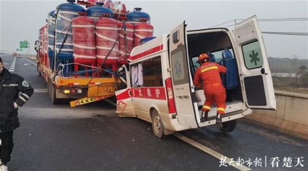 120救护车发生交通事故，119紧急救援