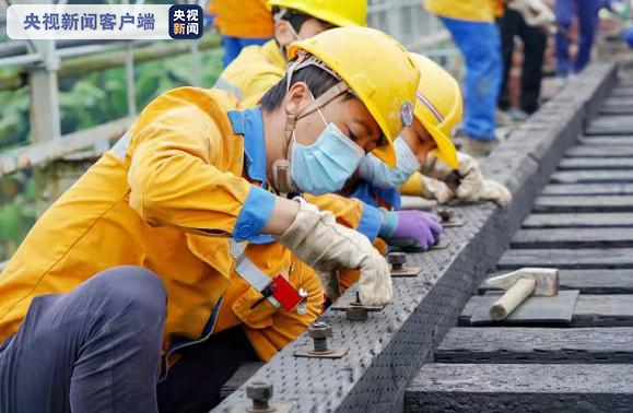 云南铁路部门检修百年中越铁路大桥 保障国际货物运输