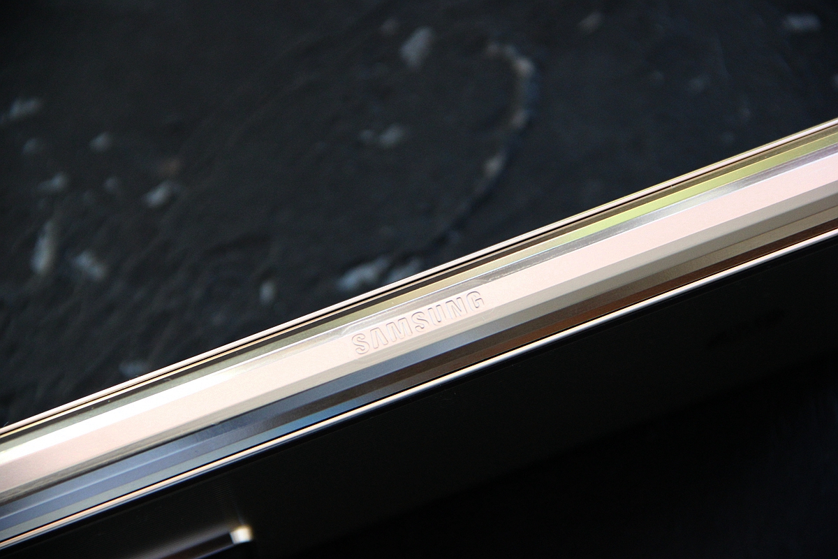 三星W21 5G开箱体验 浮雕纹路背板可有效防止指纹