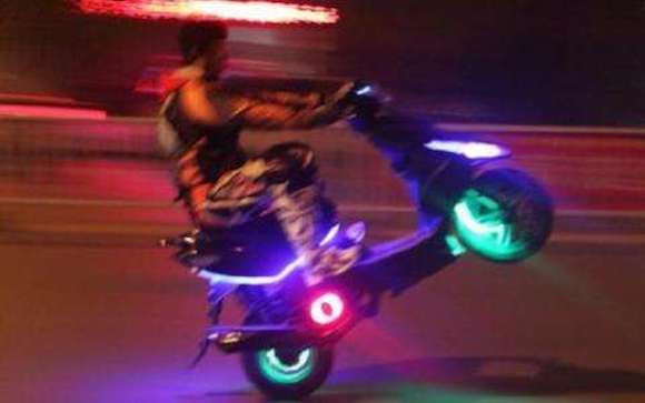 浑身冒七彩led光,用轰鸣的排气管炸开寂静的夜晚,犹如鬼火般神出鬼没