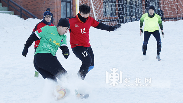 哪里足球比赛下雪了(冰天雪地中踢球是什么场面？黑龙江雪地足球赛告诉你（组图）)