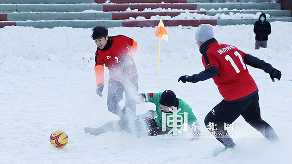 哪里足球比赛下雪了(冰天雪地中踢球是什么场面？黑龙江雪地足球赛告诉你（组图）)