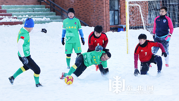 哪里足球比赛下雪了(冰天雪地中踢球是什么场面？黑龙江雪地足球赛告诉你（组图）)