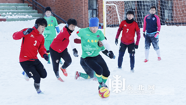 哪里足球比赛下雪了(冰天雪地中踢球是什么场面？黑龙江雪地足球赛告诉你（组图）)