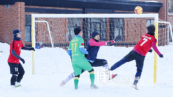 哪里足球比赛下雪了(冰天雪地中踢球是什么场面？黑龙江雪地足球赛告诉你（组图）)