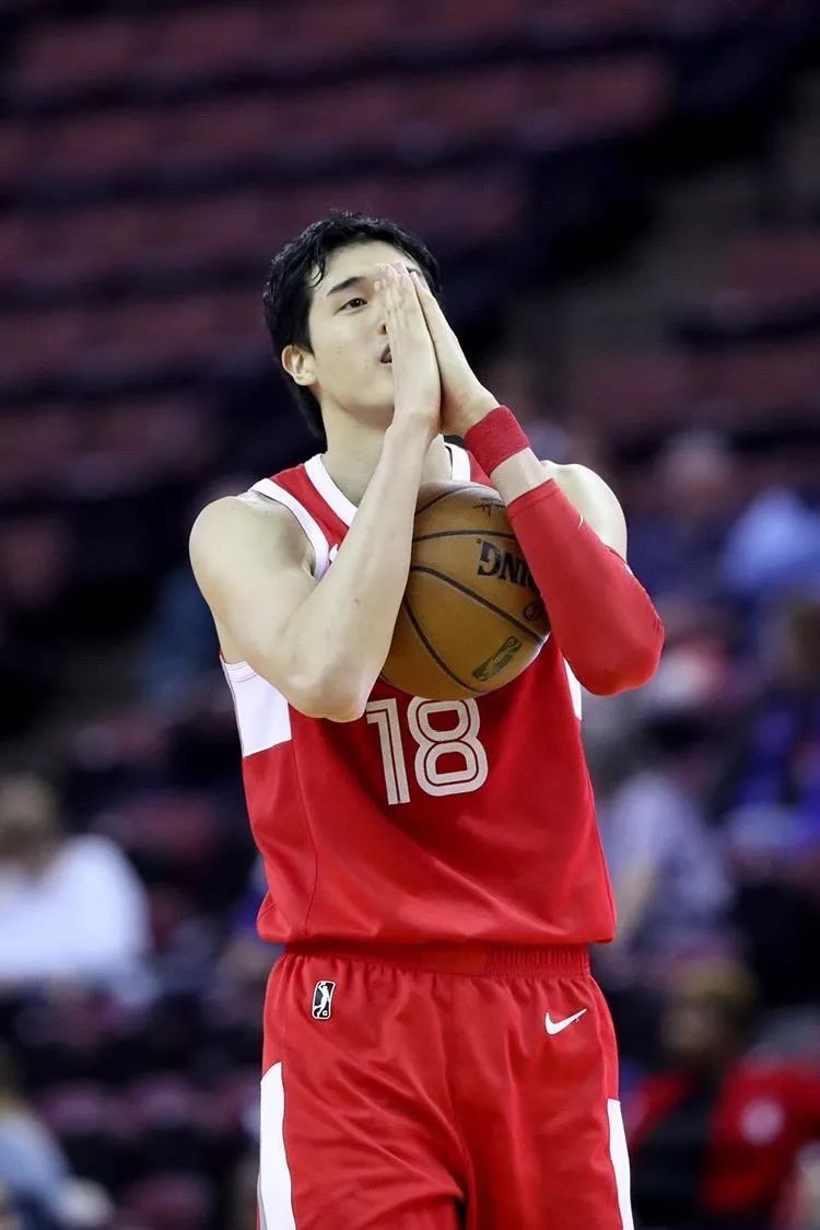 nba为什么没有黄种人(他是NBA唯一的黄种人，曾打爆周琦，更是未来中国男篮劲敌)